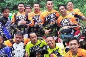 Peserta LL TAC berfoto bersama disela-sela kegiatan off road.